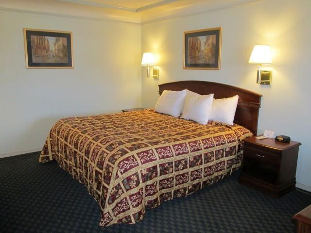 Whitten Inn Van Horn Room photo